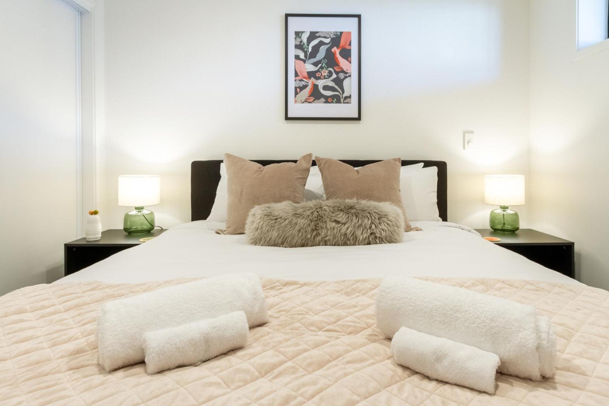 Cozy 1-Bed Apartment With Park Views, Sleeps 4 Christchurch Ngoại thất bức ảnh