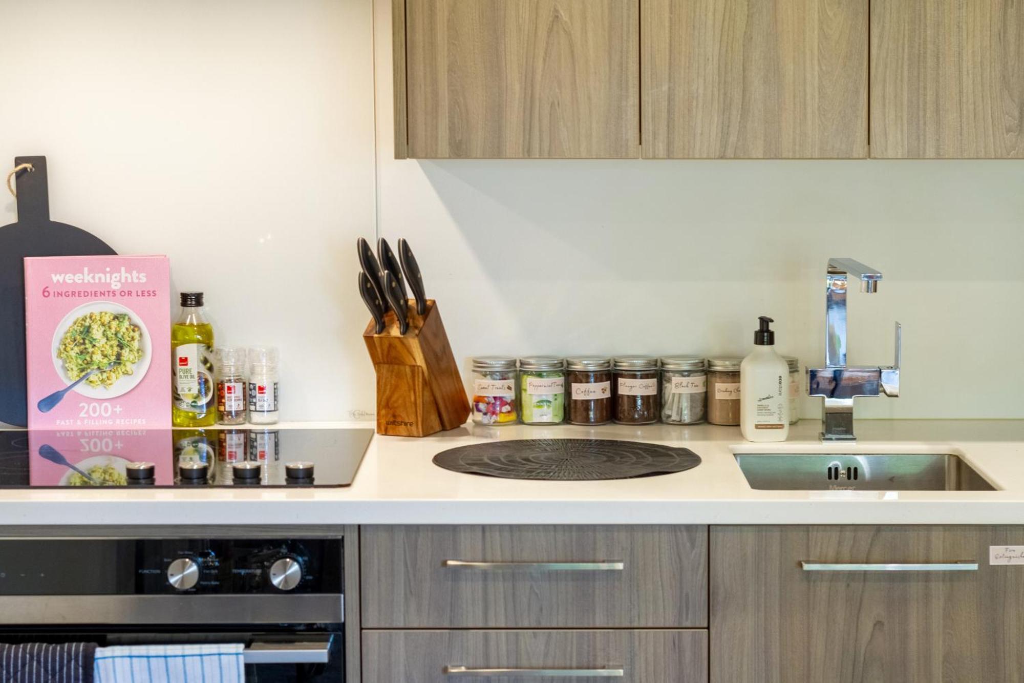 Cozy 1-Bed Apartment With Park Views, Sleeps 4 Christchurch Ngoại thất bức ảnh